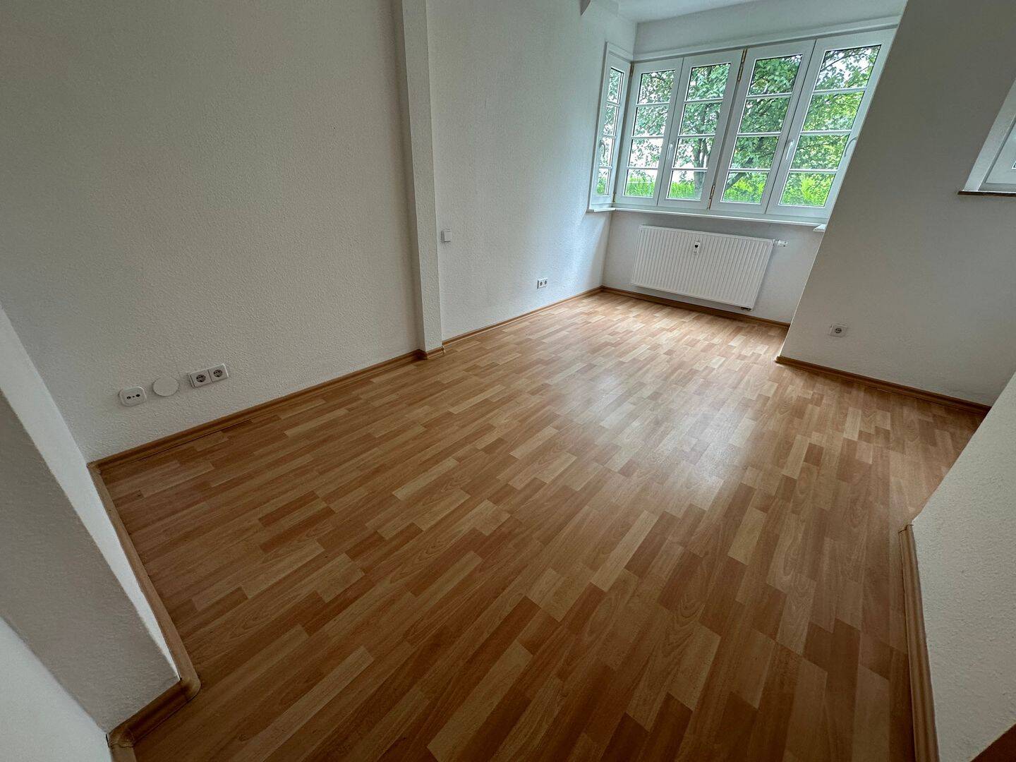 Frei ab 1.10. - zzgl EBK *** ! Bad mit Wanne / Balkon / Stellplatz u.v.m. – Chemnitz – Vorschaubild 2