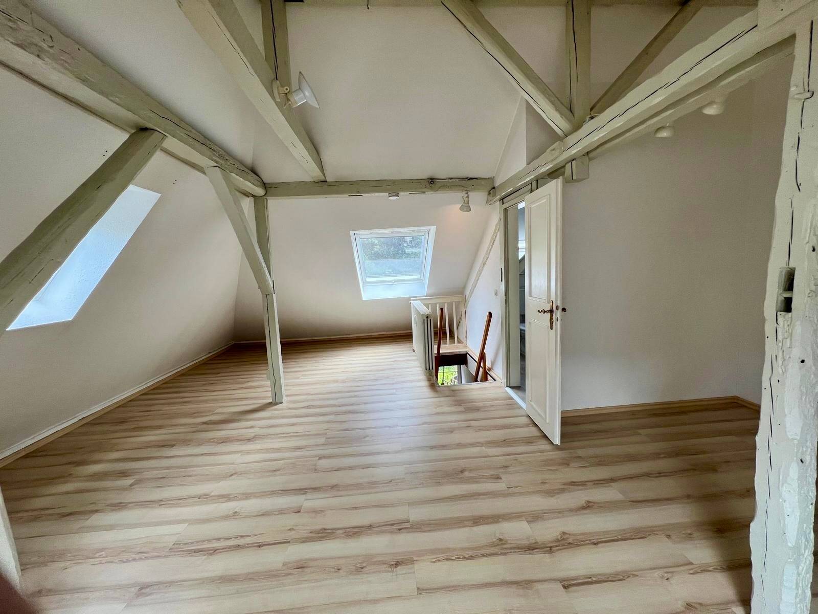 Wunderschöne, kleine Dachgeschosswohnung mit Altbaucharme, Duschbad und Einbauküche – Saarbrücken – Vorschaubild 4