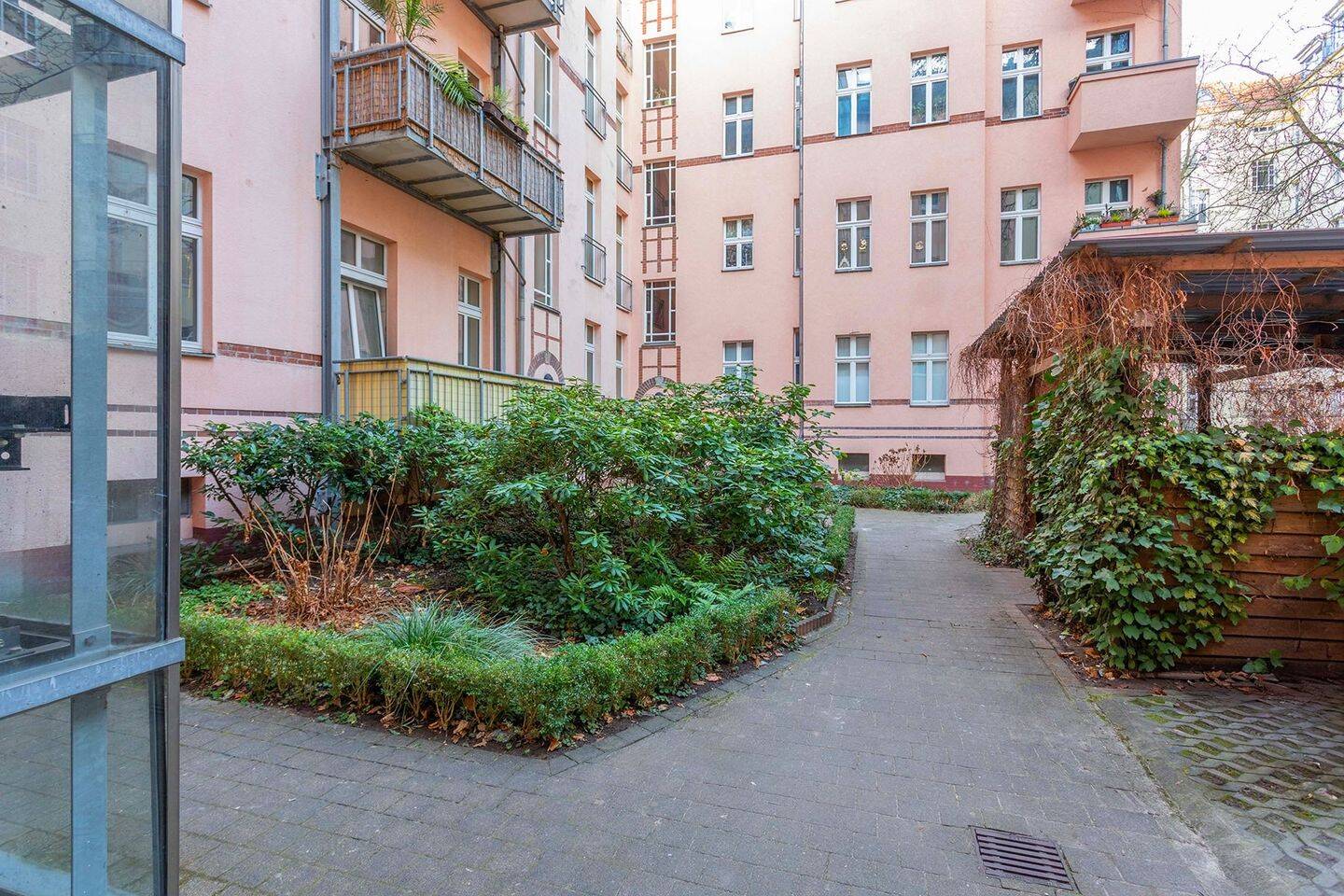 Gepflegte 2-Zimmer-Altbauwohnung nahe Volkspark Friedrichshain – Berlin – Vorschaubild 2