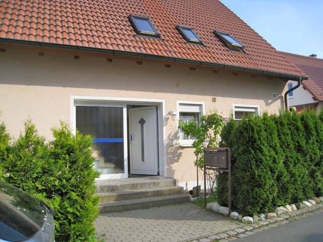 Attraktives Zweifamilienhaus mit Einliegerwohnung und großem Grundstück in Illschwang bei Amberg – Illschwang – Vorschaubild 2