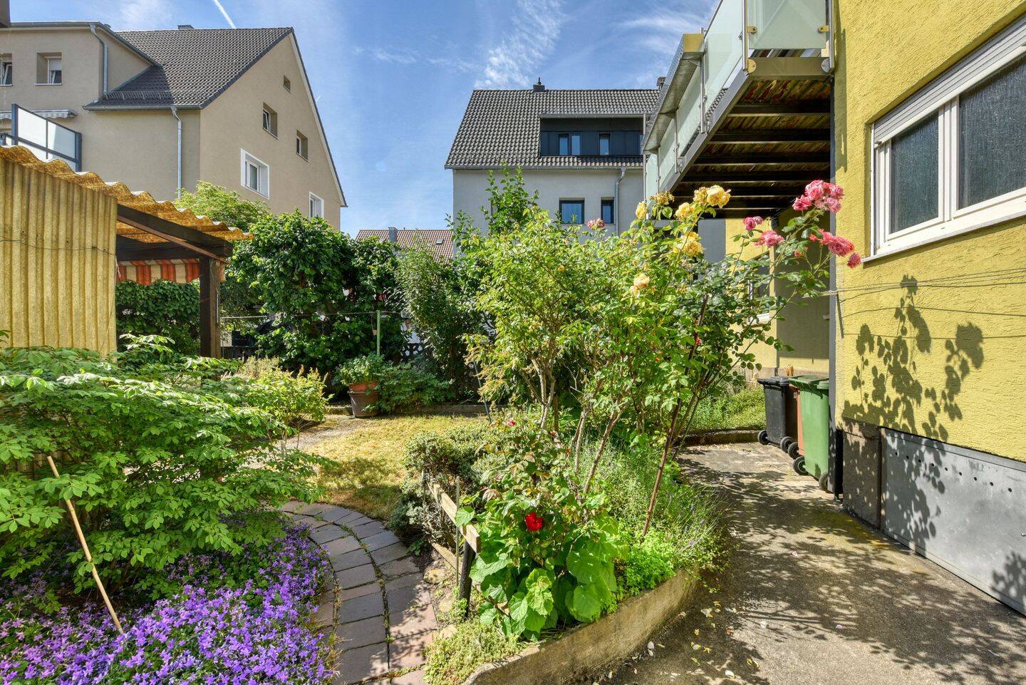 +++ freistehendes 3-Familien-Haus - bequem & zentrumsnah - EG und OG leer - DG vermietet - inklusive Doppel-Garage +++