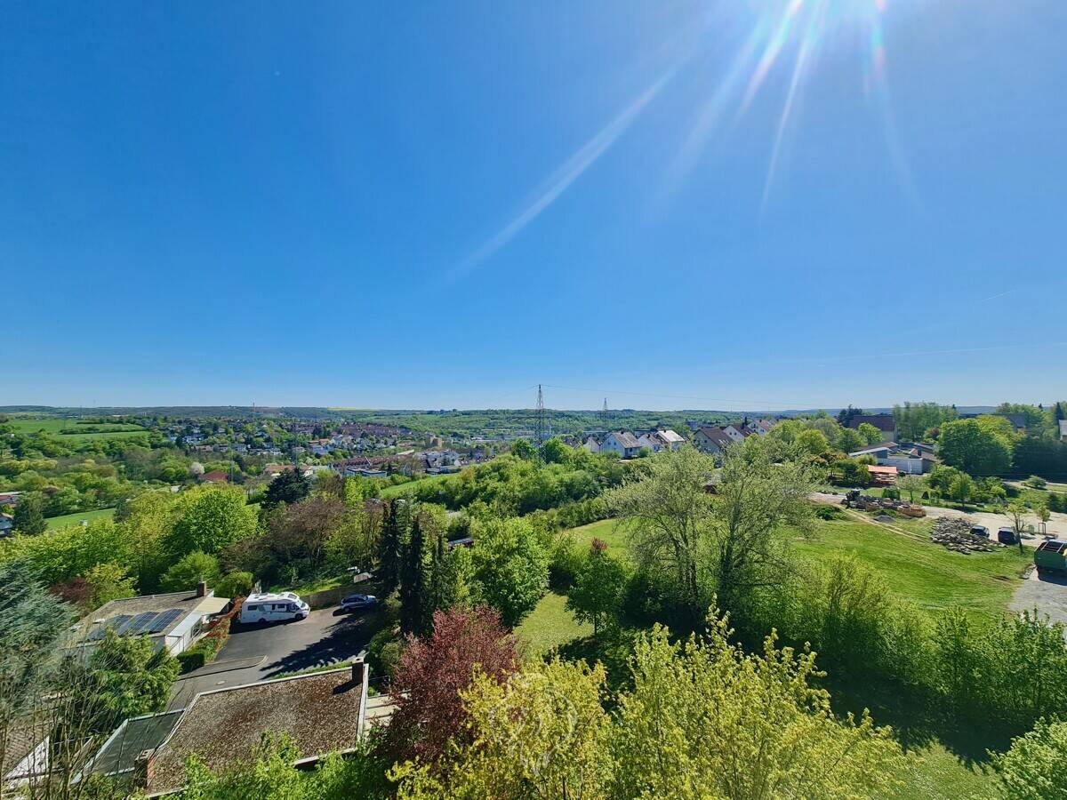 Bezugsfrei: 1-Zimmer-Wohnung mit Weitblick, Loggia & Aufzug in Würzburg-Lengfeld – Würzburg – Vorschaubild 2
