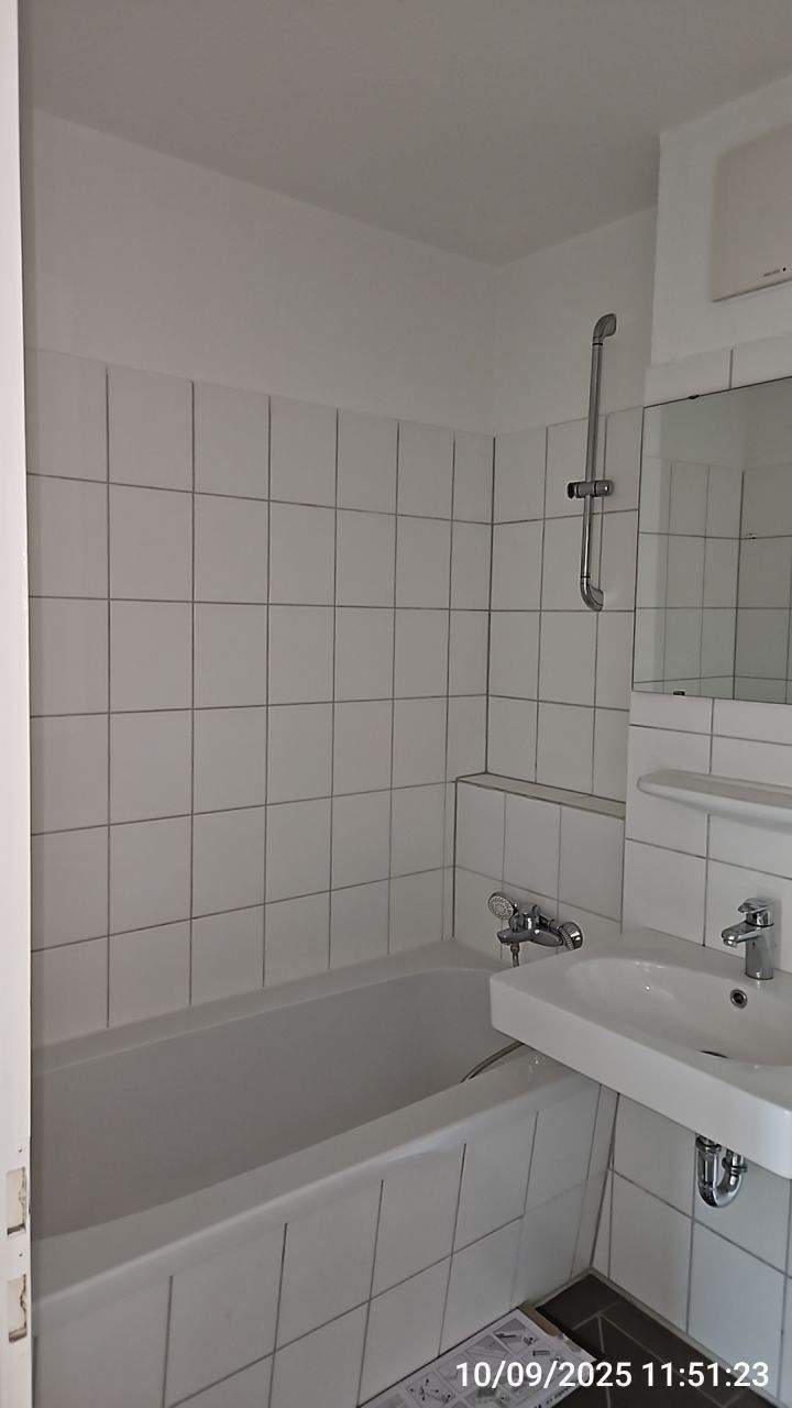 Neue Einbauküche in frisch renovierter und heller 3-Raum-Wohnung – Magdeburg – Vorschaubild 8