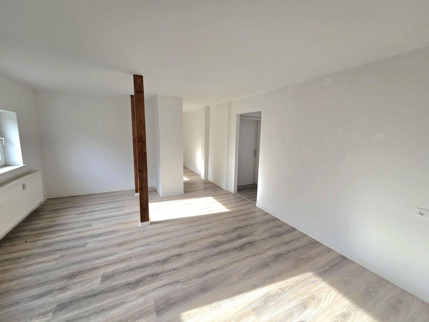 Gemütliche 3-Zimmer-Dachgeschosswohnung mit Sichtbalken in Chemnitz-Hilbersdorf! – Chemnitz – Vorschaubild 4