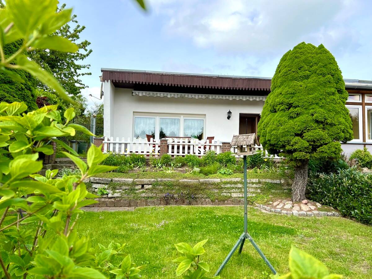 HORN IMMOBILIEN ++ gepflegter Bungalow in ruhiger Lage mit Carport bei Neubrandenburg – Burg Stargard – Vorschaubild 2