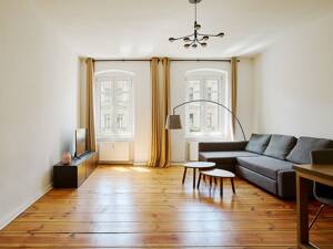Klassische 2-Zimmer-Altbauwohnung mit großzügigem Wohnbereich und Dielenboden