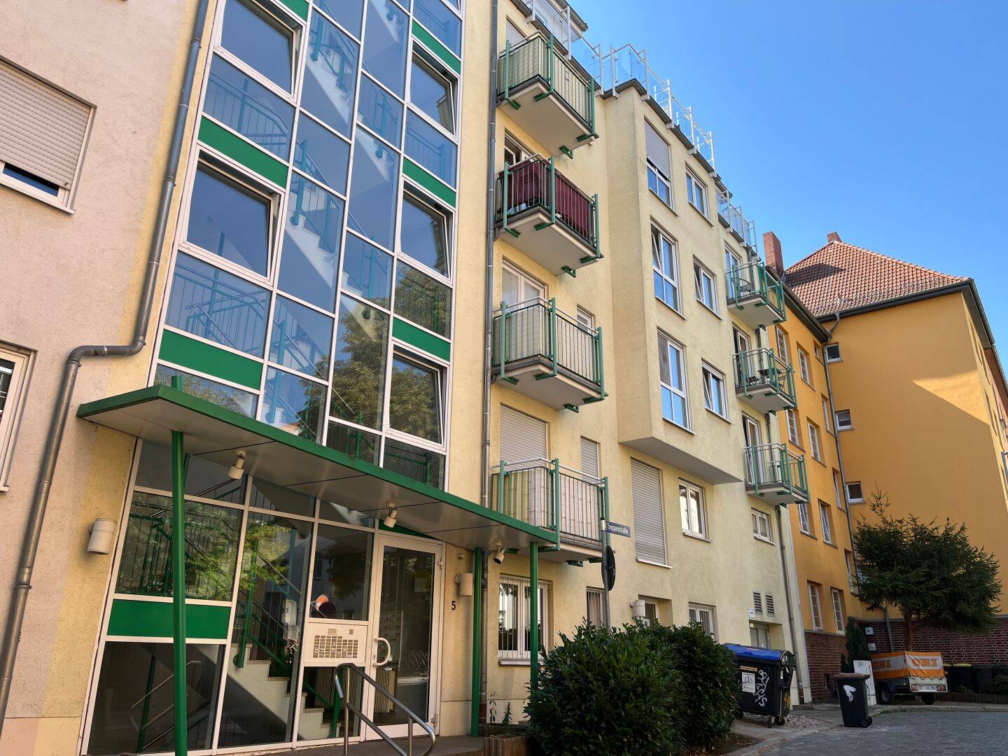 Kapitalanlage: Vermietete 2-Zimmerwohnung mit Ausblick, Aufzug und Tiefgaragenstellplatz – Erfurt – Bild 1 von 7