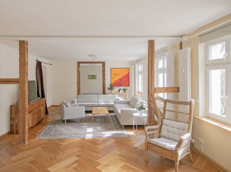 Bezugsfreie 3-Zimmer-Altbau-Wohnung in bester Mitte-Lage mit EBK