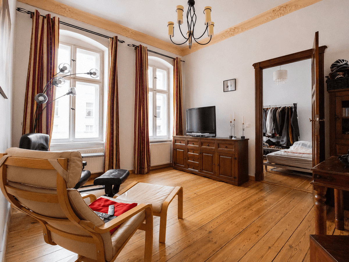 Stilvolle Altbauwohnung mit Einbauküche und klassischem Dielenboden – 13581 Berlin – Bild 1 von 5