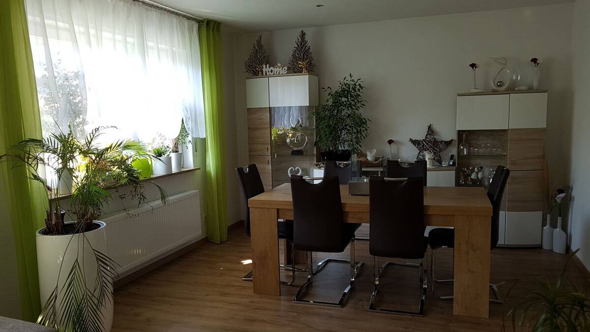 Modernisierte 2,5-Zim.-Hochparterre-Wohnung mit EBK und Kaminofen in Kuchen – 73329 Kuchen – Bild 1 von 9