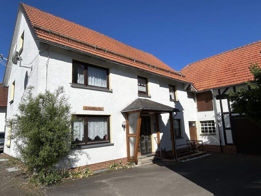 Einfamilienhaus mit Nebengebäude voller Möglichkeiten – Willingen (Upland) – Bild 1 von 9