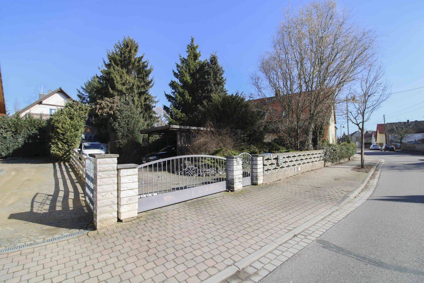 Im Sommer am Pool, im Winter am Kamin: Einfamilienhaus mit barrierefreier Einliegerwohnung – Naunhof – Bild 1 von 9