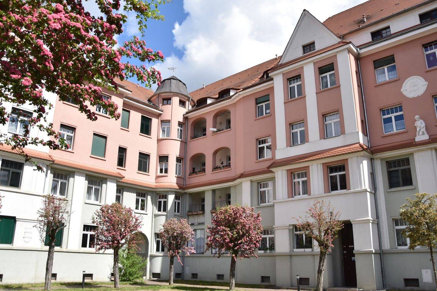 Großzügige Wohnung, 3 Zimmer, Küche, Bad und Balkon.