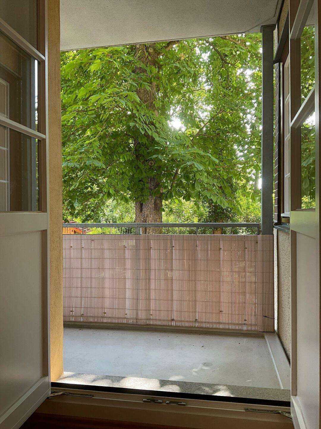 Renoviert mit Balkon und Blick ins Grüne.