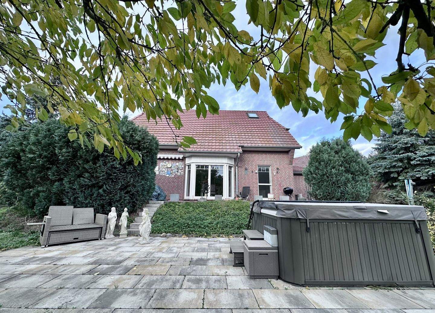 IDYLLISCHES LEBEN UND WOHNEN + EFH + KAMIN + EBK + TERRASSE + KELLER + GARAGE + + + – Diera-Zehren – Bild 1 von 9