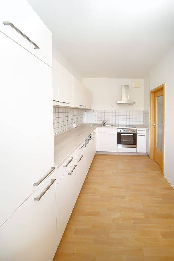 3 Raumwohnung mit verglastem Balkon und Einbauküche