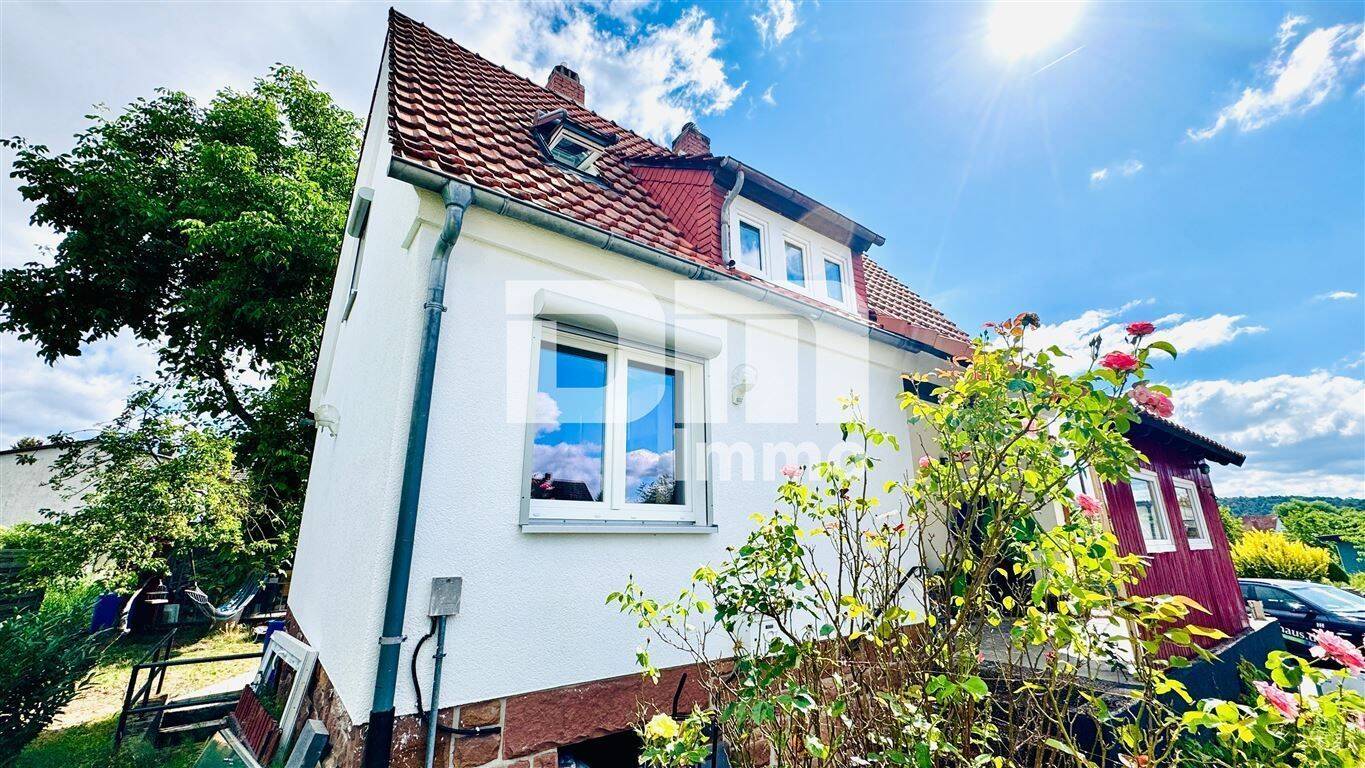 Kernsaniertes Einfamilienhaus mit Doppelgarage, großem Garten und Home-Office-Oase – Schwalmstadt – Bild 1 von 9