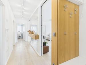 Neuwertige 4-ZKB-Erdgeschoss-Wohnung mit XXL-Terrasse, Einbauküche und Tiefgaragen-Stellplatz! – 85053 Ingolstadt – Vorschaubild 9
