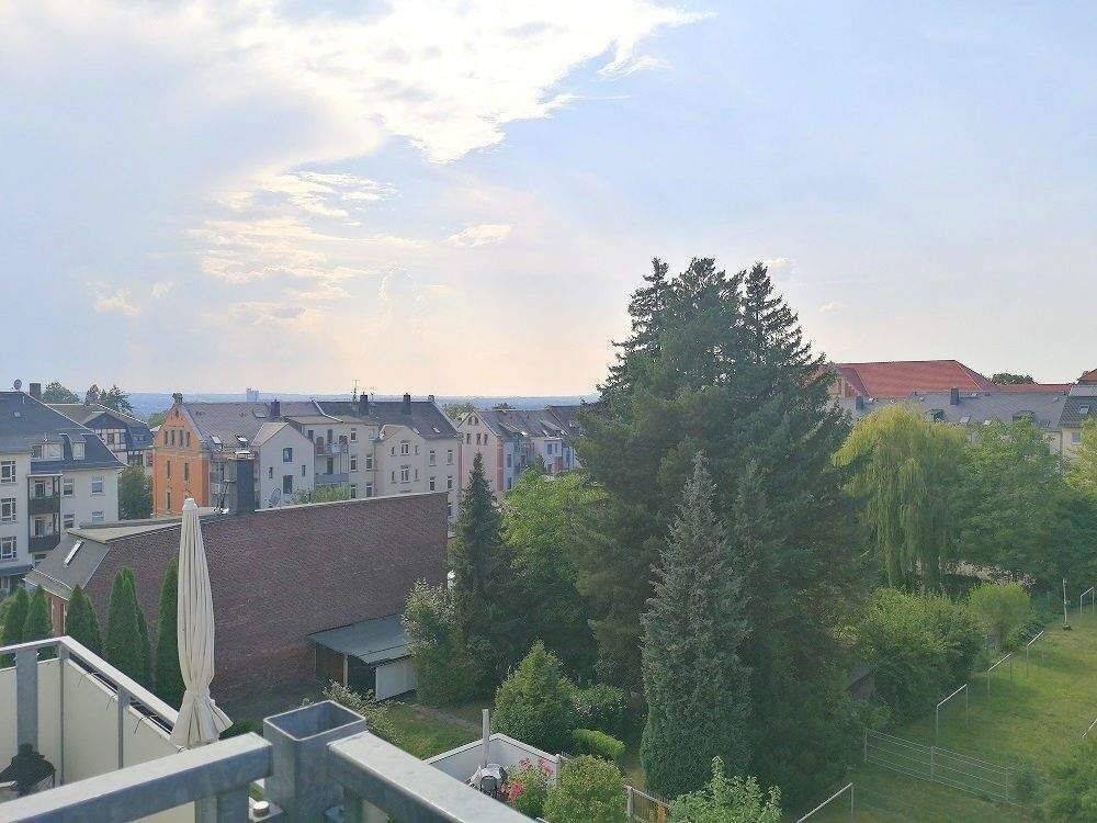 !! 3-Zimmer-Dachgeschosswohnung mit Balkon in ruhiger Nebenstraße !!