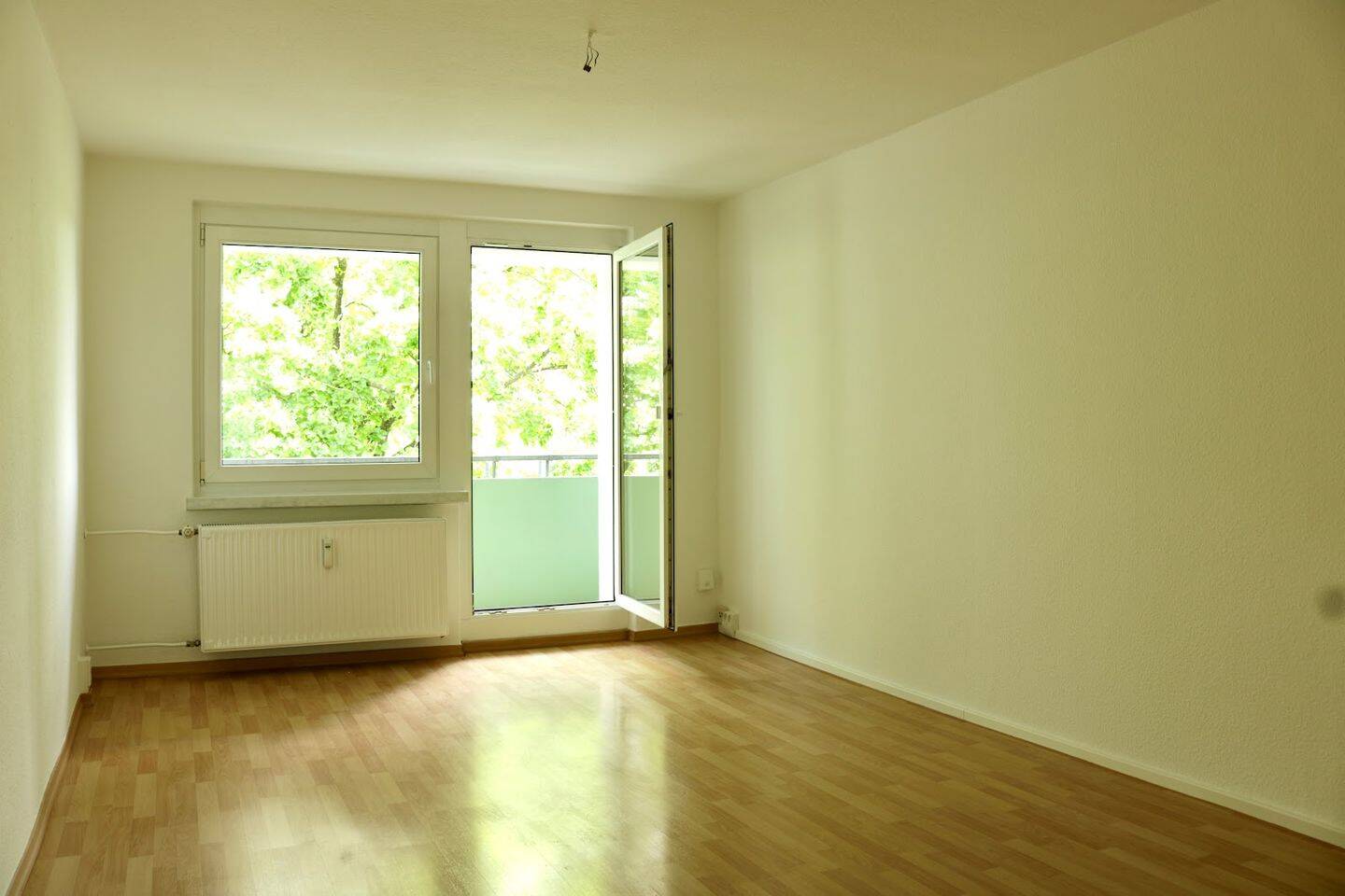 Modernes Wohngefühl: Erstbezug nach Sanierung mit großem Balkon und kostenfreien Stellplätzen – Chemnitz – Bild 1 von 9