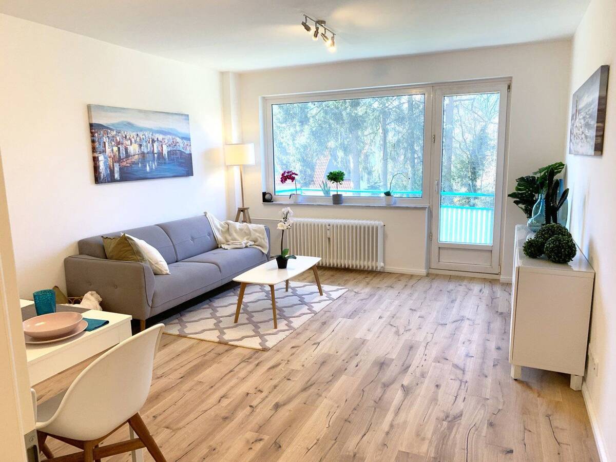 Wohnen auf Zeit: Kernsanierte 2,5-Zimmer-Wohnung mit Südwest-Balkon in Rahlstedt – 22147 Hamburg – Bild 1 von 9