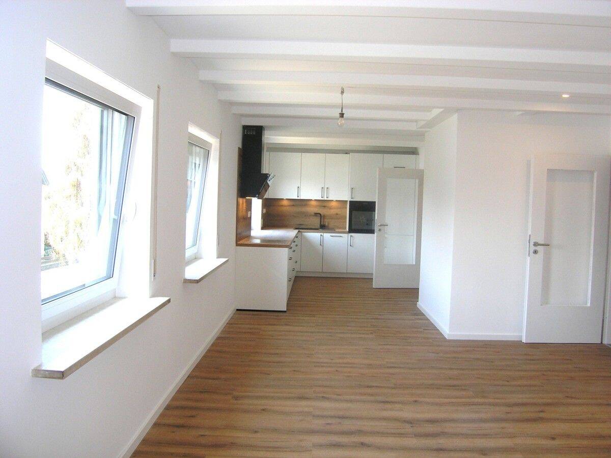 Moderne 4-Zimmer-Wohnung im 1. Obergeschoss mit Dachterrasse