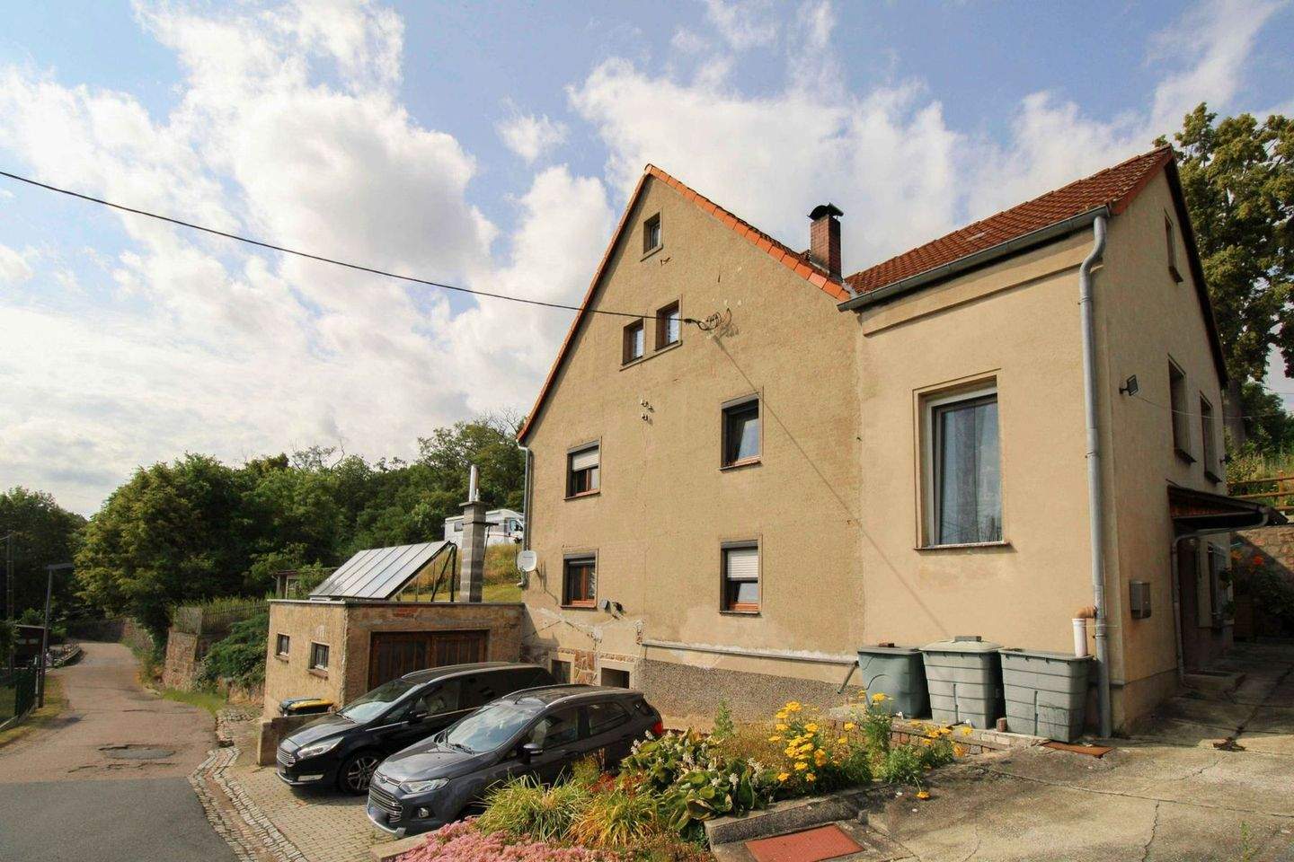 Charmantes Ein- oder Zweifamilienhaus mit Potenzial, großer Garage, Garten & Nebengebäuden – Striegistal – Bild 1 von 9