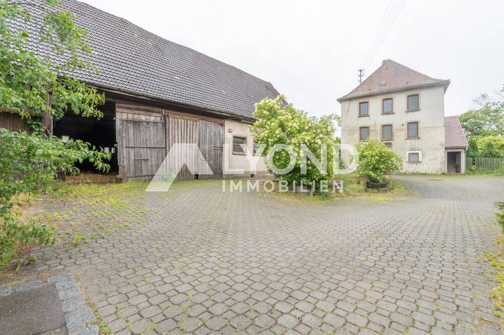 Historisches Anwesen mit denkmalgeschütztem Bauernhaus und vielseitigen Nebengebäuden