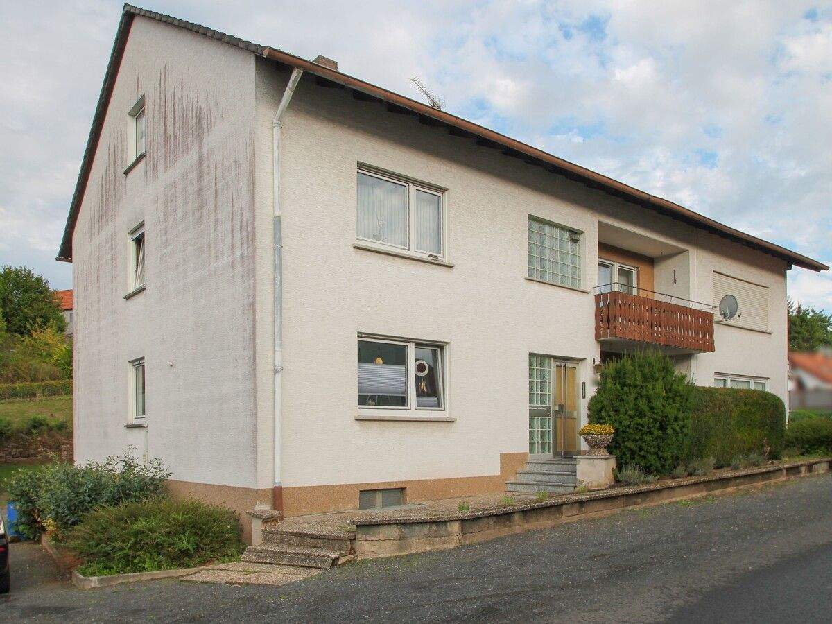 Vermietetes Zweifamilienhaus mit Ausbaupotenzial in Hünfeld-Dammersbach – Hünfeld – Bild 1 von 8