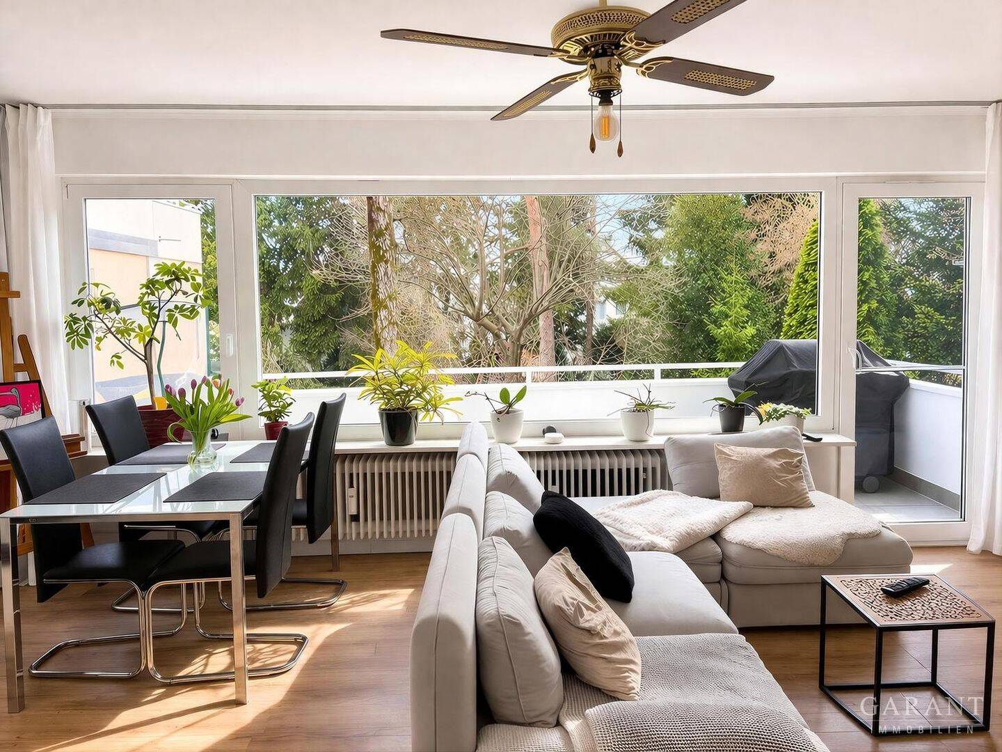 Neuwertige 3 Zimmer-Wohnung in Moosach mit Balkon, moderner Küche und Tiefgaragenstellplatz inkl.