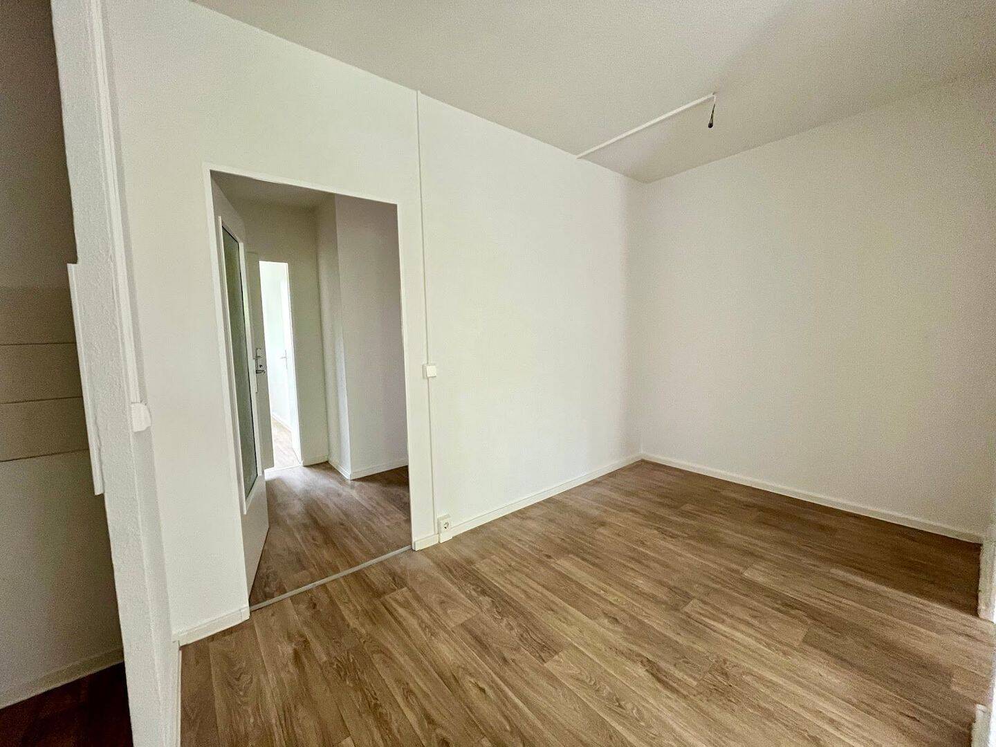 Ruhige Etagenwohnung mit Balkon, ideal für Familien und kurze Wege zu Schulen – Chemnitz – Vorschaubild 5