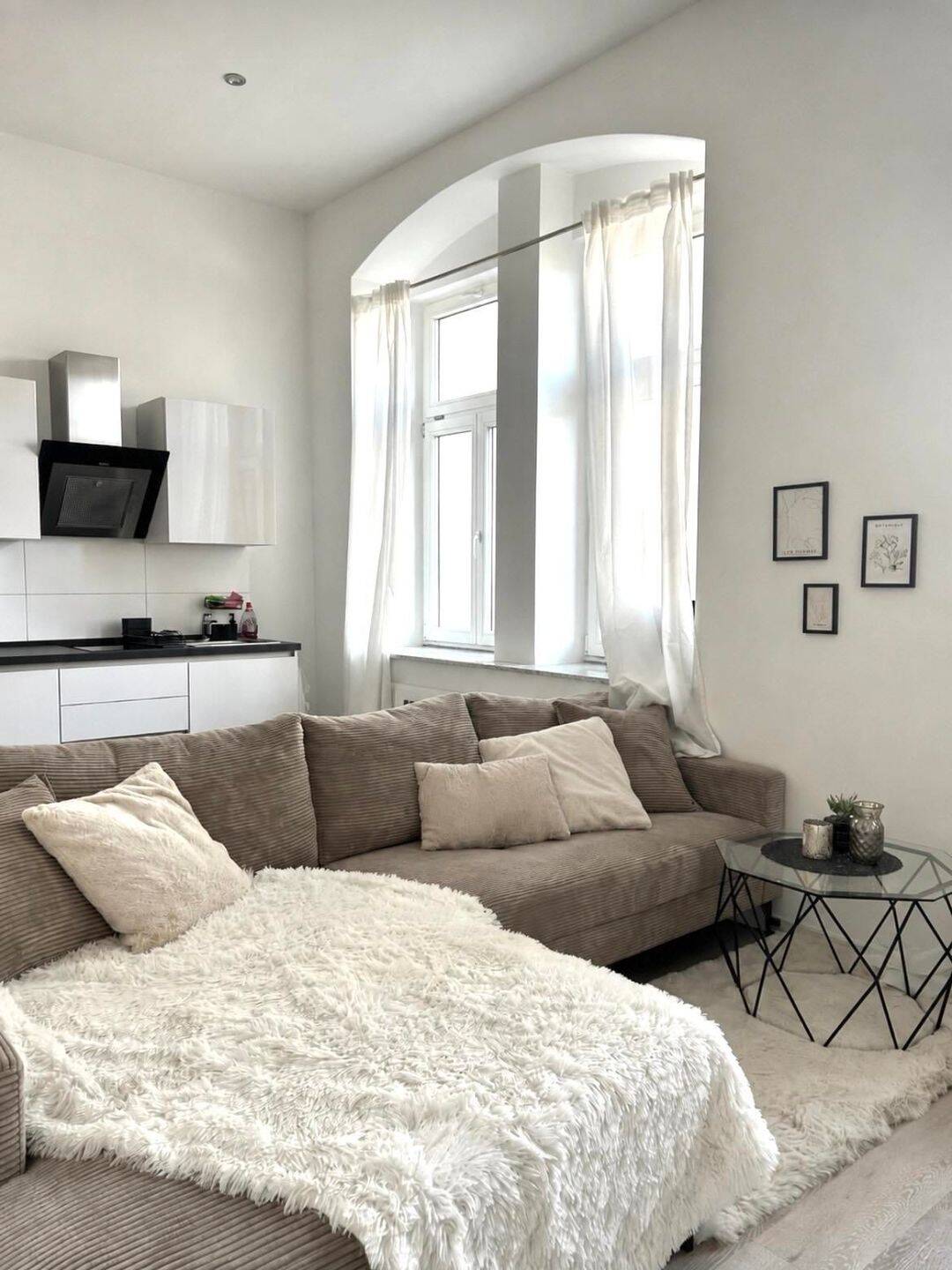 2-Raum-Appartment mit Küche, Lichtsystem, Design- Bad, Aufzug, Waschsalon – Chemnitz – Vorschaubild 6