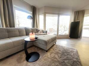 Hamburg: Zur Kurzzeitvermietung-Neu renovierte 2-Zimmer-Wohnung mit Balkon und Fahrstuhl in Alsternähe
