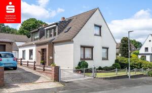 Schönebeck: Freistehendes Einfamilienhaus mit Einliegerwohnung, Nebengebäude, Garage und Garten