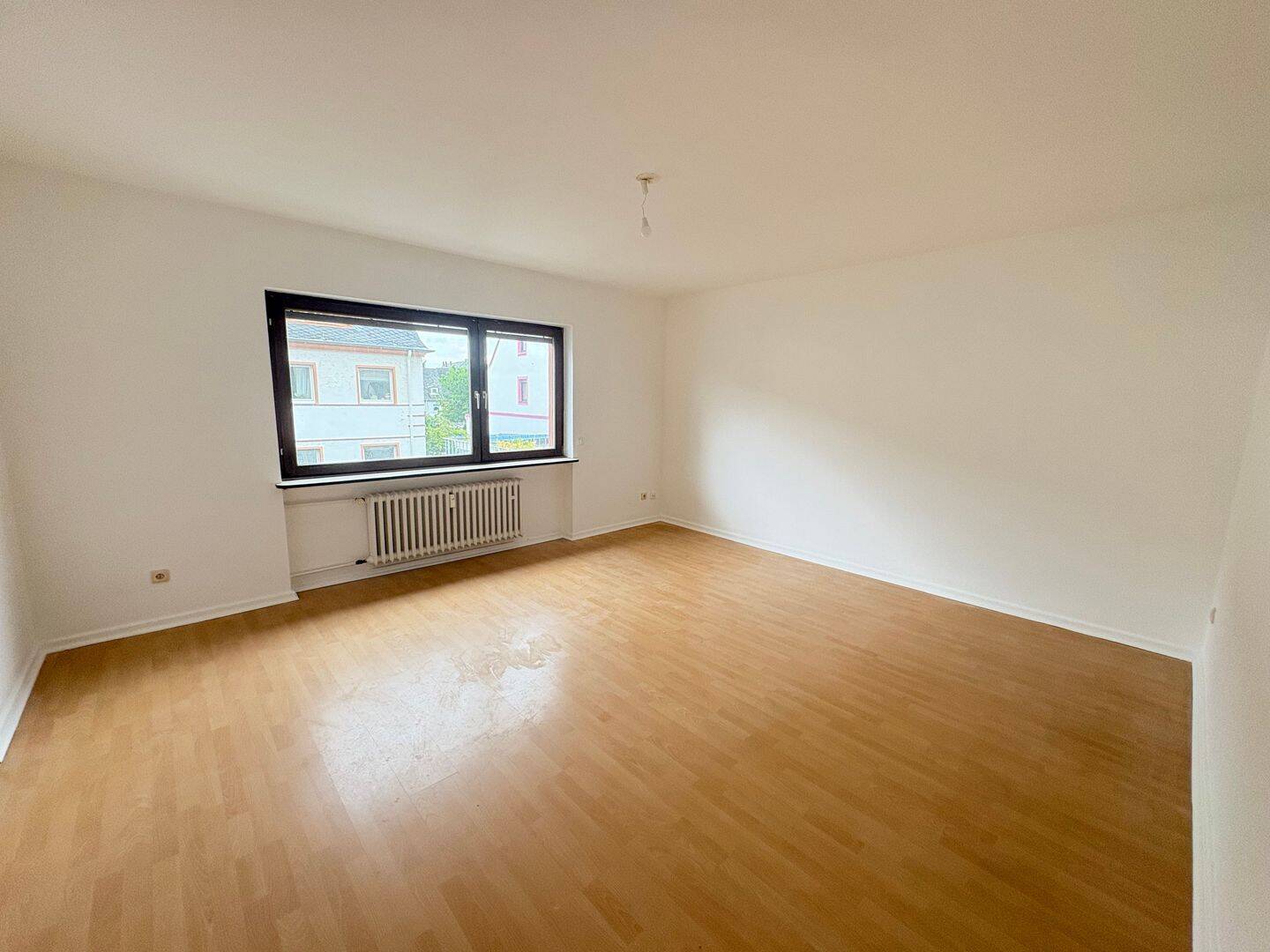Frisch renovierte 4 ZKB Wohnung ab sofort zu vermieten ! – Trier – Vorschaubild 2