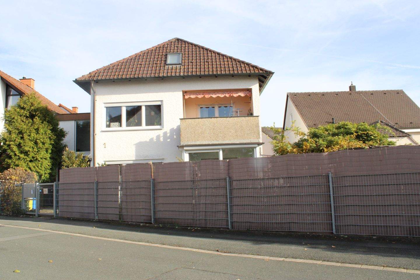 !! TOP-Angebot I Energiebedarf Klasse D I 3-Familienhaus in Erlangen-Alterlangen mit Potential I stabile Mietsituation I nachhaltige begehrte Lage !! – Erlangen – Bild 1 von 9