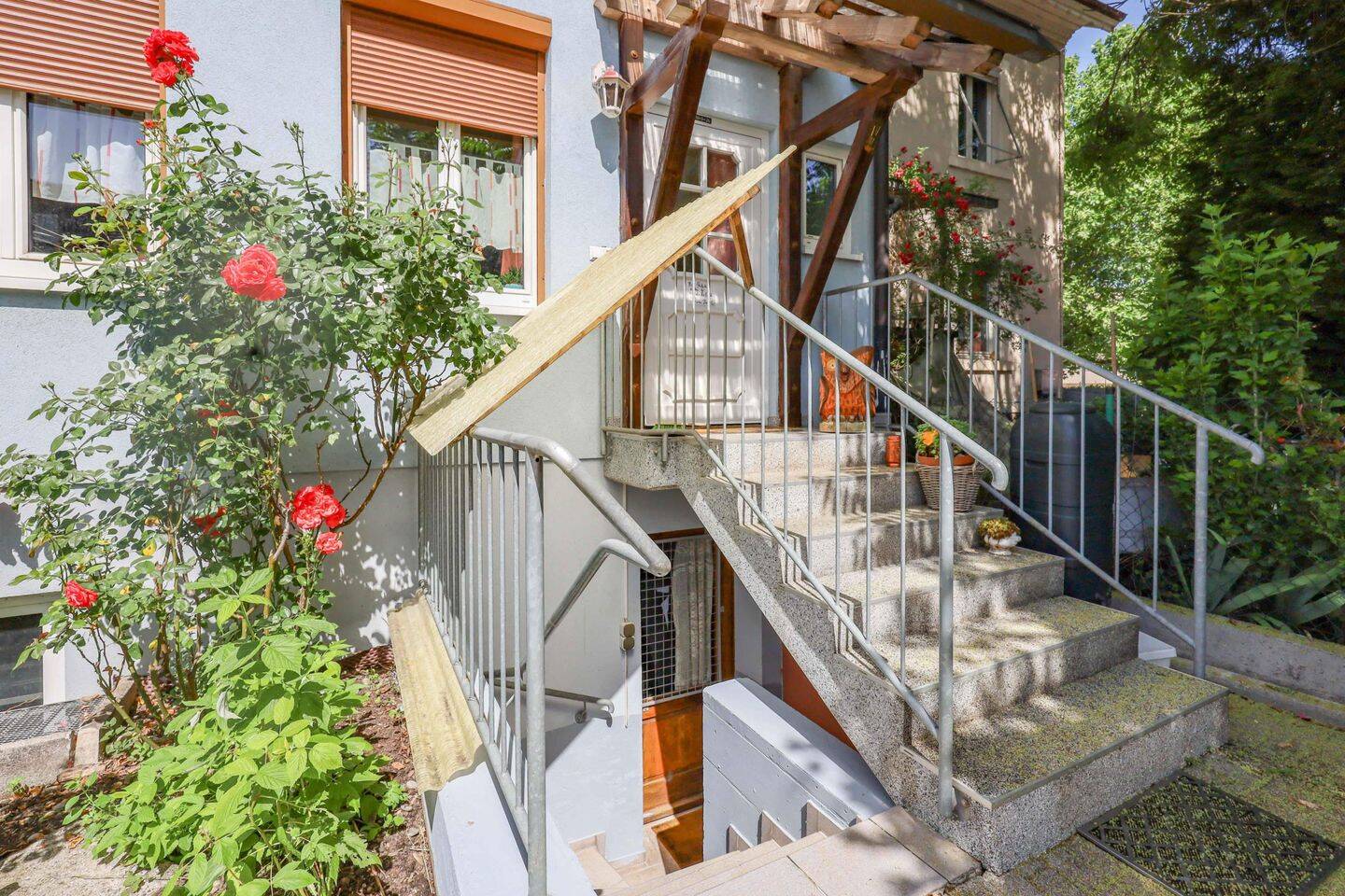 Attraktives Reihenhaus mit großer Terrasse, 2 Stellplätzen und viel Potenzial in Grenznähe! – Lörrach – Vorschaubild 3