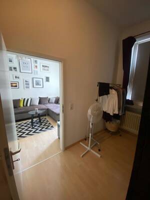 Würzburg-Altstadt: Hohe Decken & Gepflegter Altbaucharme - 2-Zimmerwohnung mit Balkon & Einbauküche – 97070 Würzburg – Vorschaubild 4