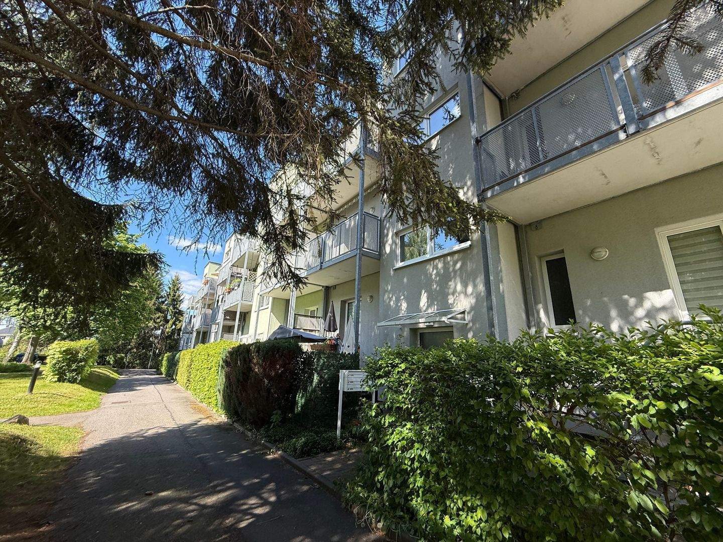 Modernes Laminat / 2. OG / sonniger Balkon - Bad mit Dusche + Fenster ! – Chemnitz – Vorschaubild 2