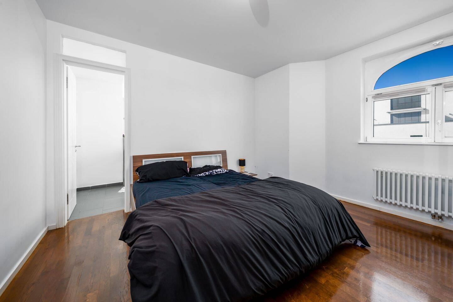 Barrierefreie 3-Zimmer-Wohnung mit 2 Bädern im sanierten Altbau am Schlosspark Charlottenburg – Berlin – Vorschaubild 9