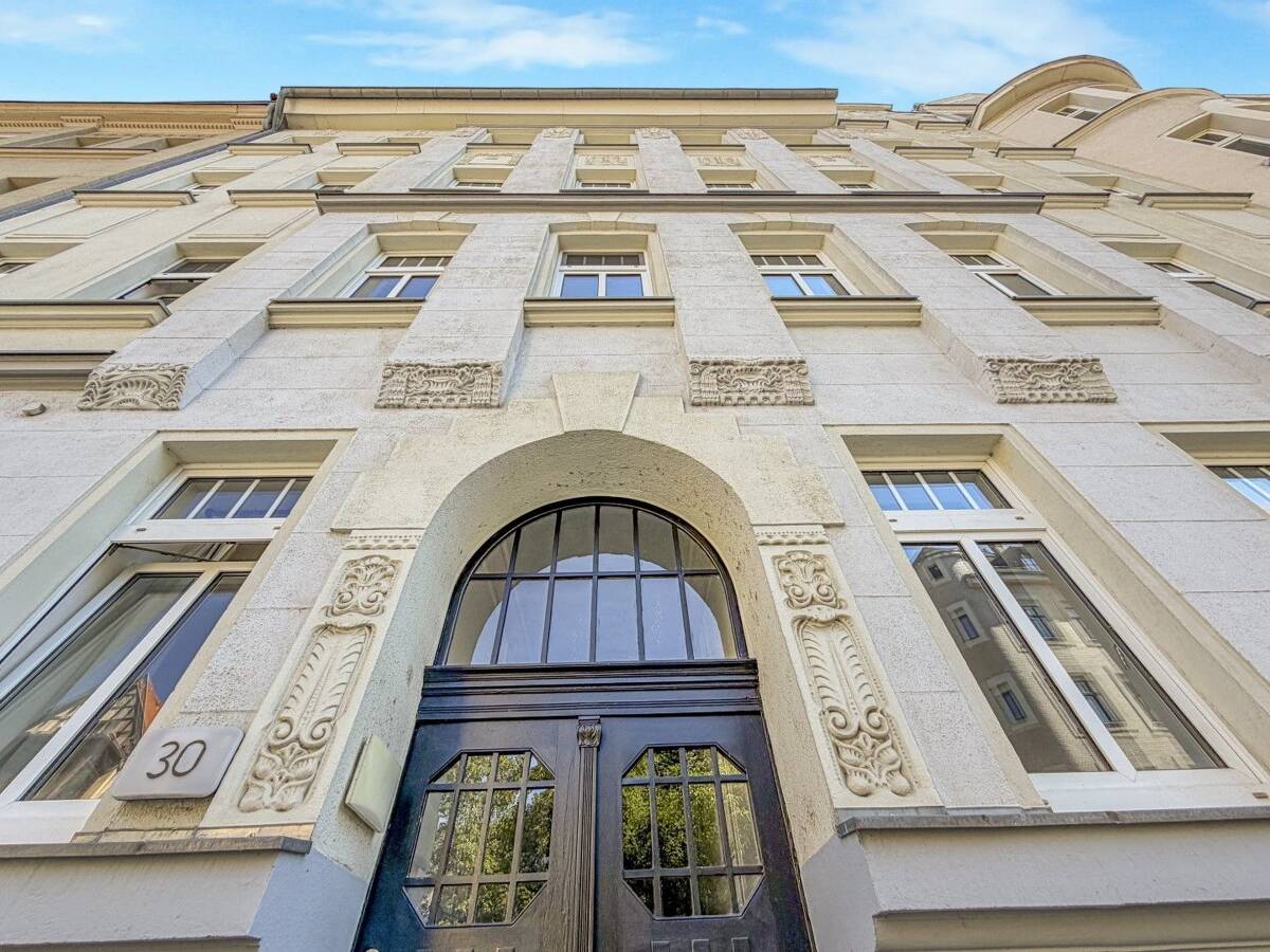 Stadtleben mit Rückzugsort: 3 Zimmer, Balkon, Parkett und begrünte Innenhöfe in Leipzig-Reudnitz – 4317 Leipzig – Bild 1 von 9