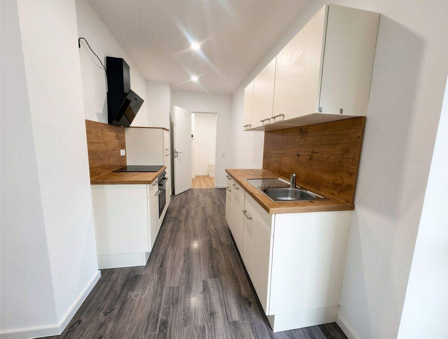 Aus der Gründerzeit! Inklusive Balkon & moderner Einbauküche – Leipzig – Vorschaubild 2