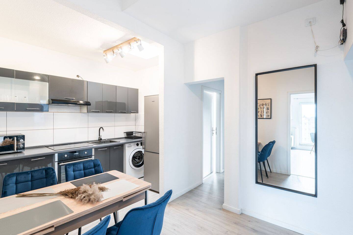 Stilvolle helle Drei-Zimmerwohnung im Altbau mit Stellplatz im Innenhof – Berlin – Vorschaubild 5