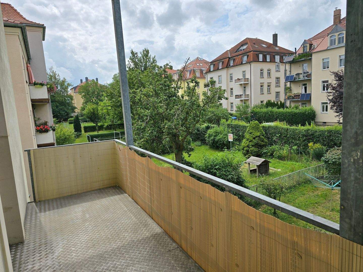 Gemütliche sonn. kl. 2-R-Single-Wohnung mit sehr großem West-Balkon u. EBK in ruhiger Lage v. Dresden-Löbtau