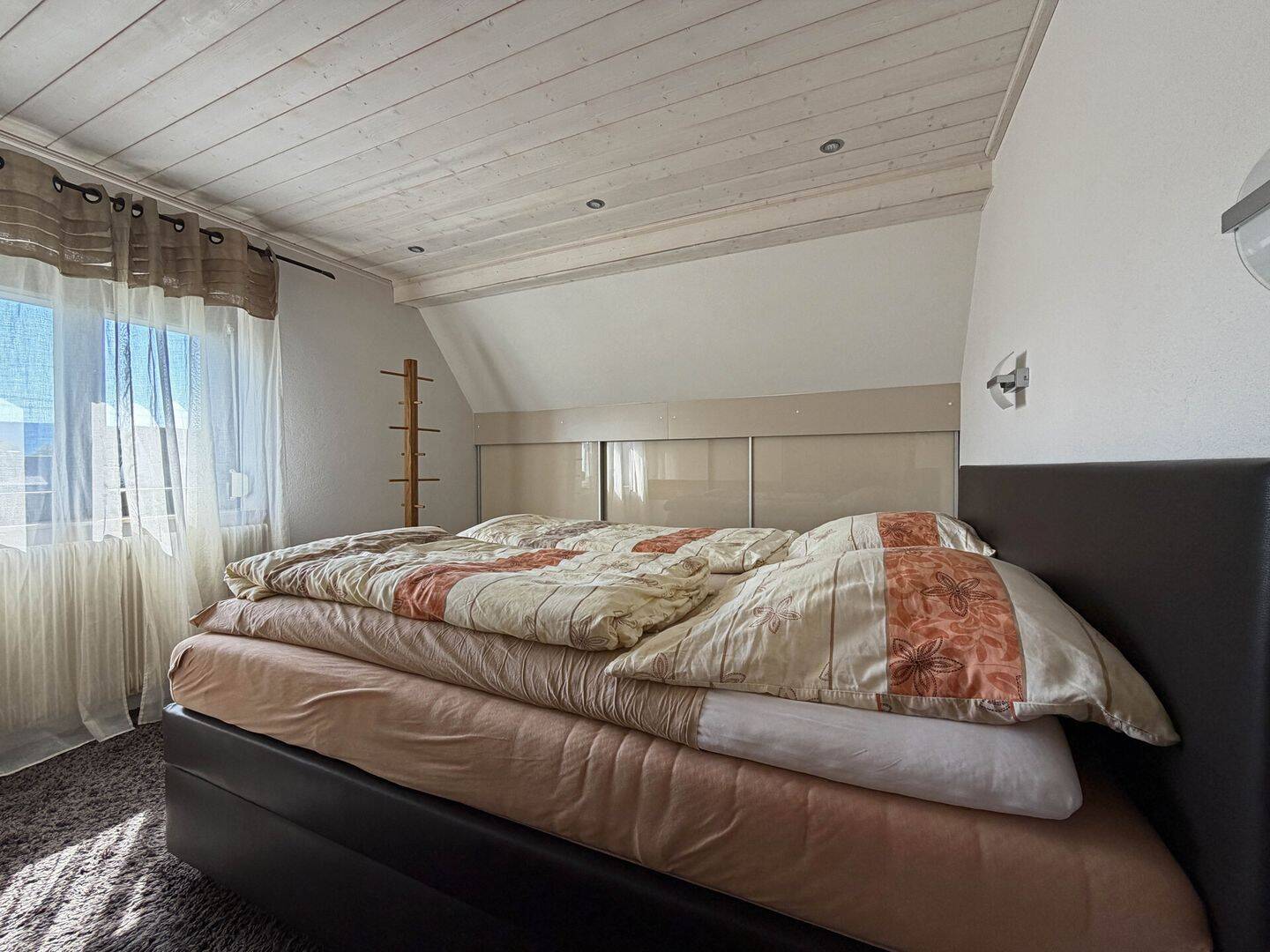 Doppelt wohnen, einfach glücklich. 2 Wohnungen. 6 Zimmer auf 163 m². Gartenoase. Terrassen. Garagen. – Aldingen – Vorschaubild 6