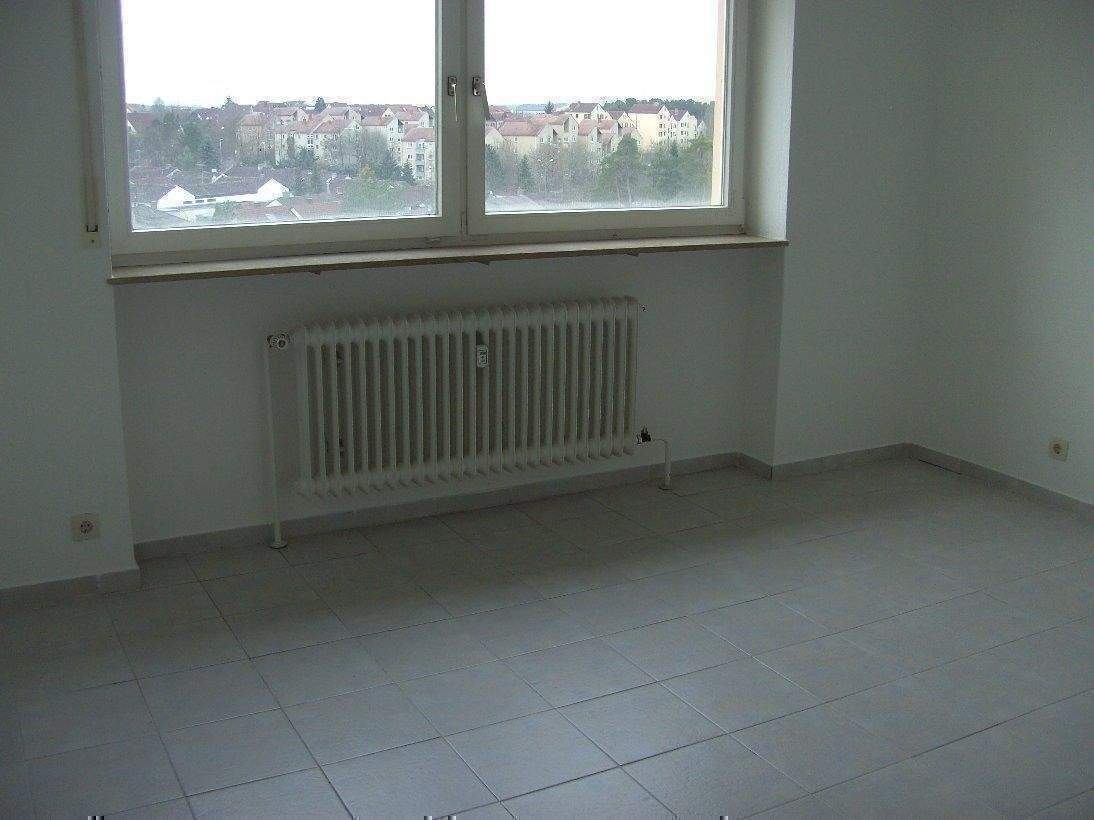 4-Zimmer-Wohnung mit 95 m² Wohnfläche mit großem Südbalkon und Tiefgaragenstellplatz – Erlangen – Bild 1 von 9