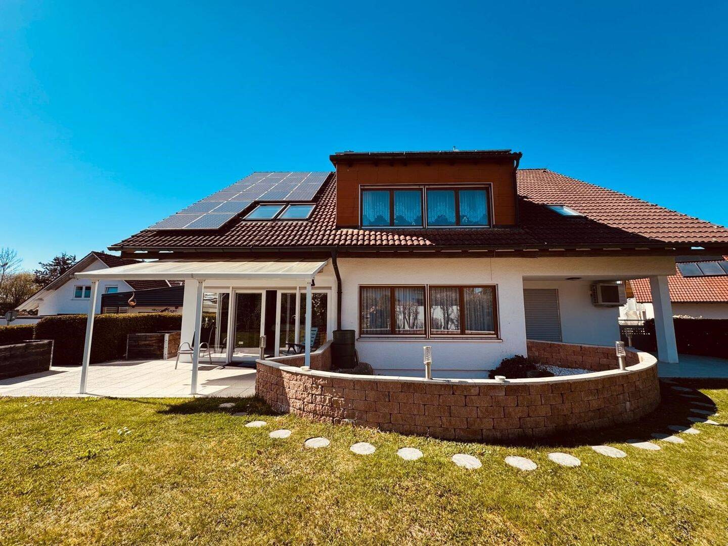 Hochwertiges 2-Familienhaus mit ELW und großem Garten – Aalen – Bild 1 von 9