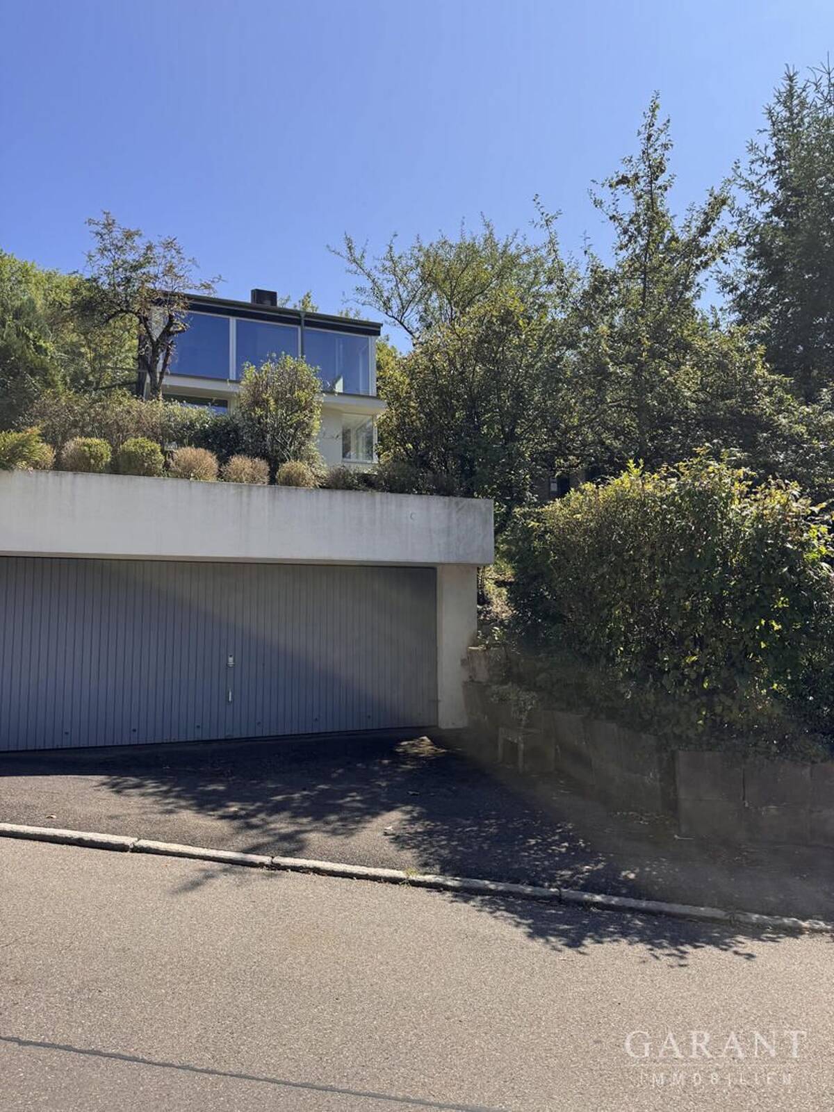 Chices Haus in bester Aussichtslage – 72766 Reutlingen – Bild 1 von 9
