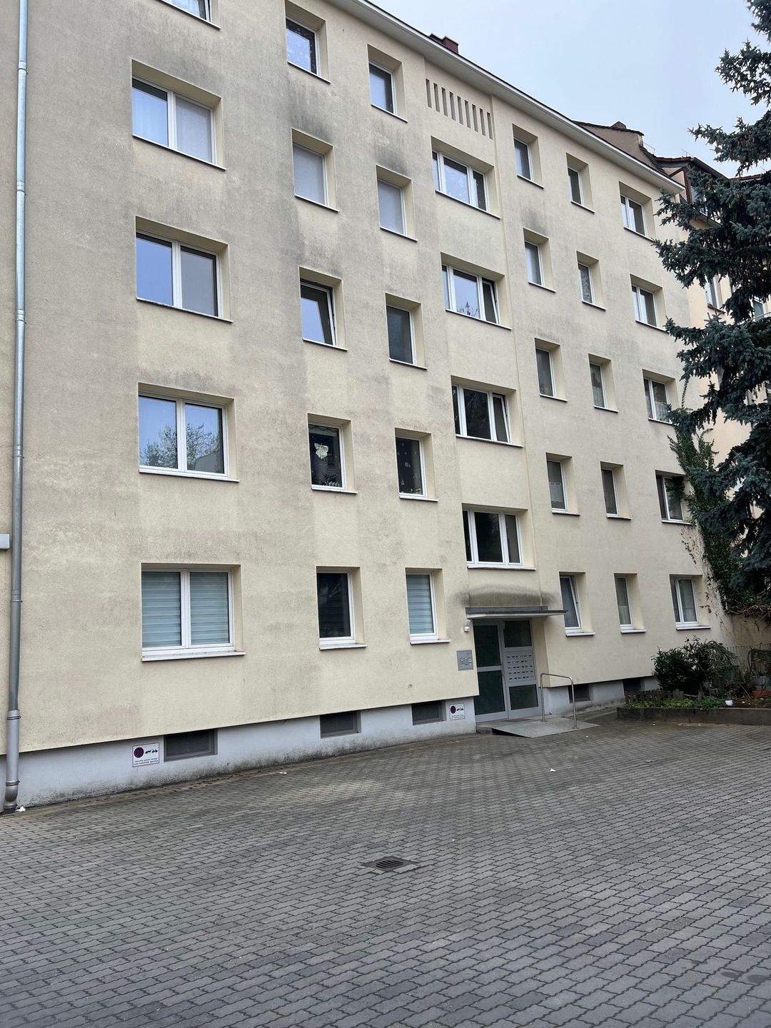 Schön renovierte 2-Zimmer-Wohnung mit Balkon in Nürnberg St. Leonhard – Nürnberg – Vorschaubild 2
