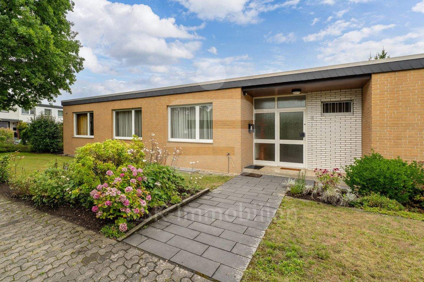 Charmanter Bungalow mit 5 Zimmern, Garten und Garage - Wohnen auf einer Ebene! – Erftstadt – Bild 1 von 9
